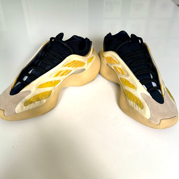 Yeezy 700 V3 'Mono Safflower' - Picture 5 of 8